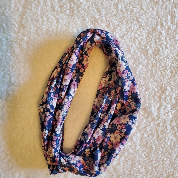 4/$30🌟Floral Infinity Scarf - Picture 3 of 6